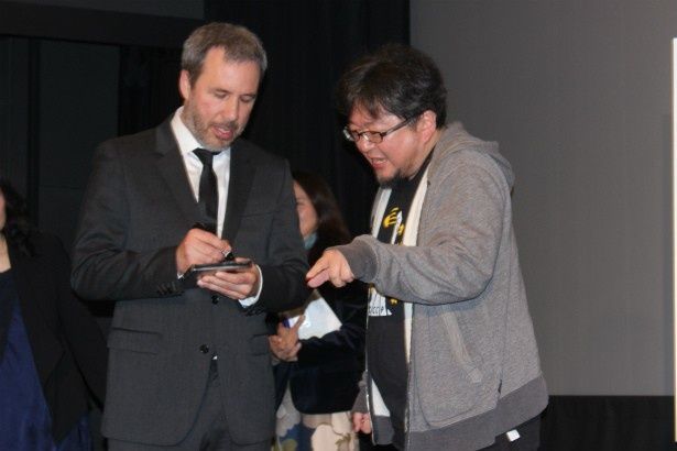 【写真を見る】ドゥニ・ヴィルヌーヴ監督から嬉しそうにサインをもらう樋口真嗣監督