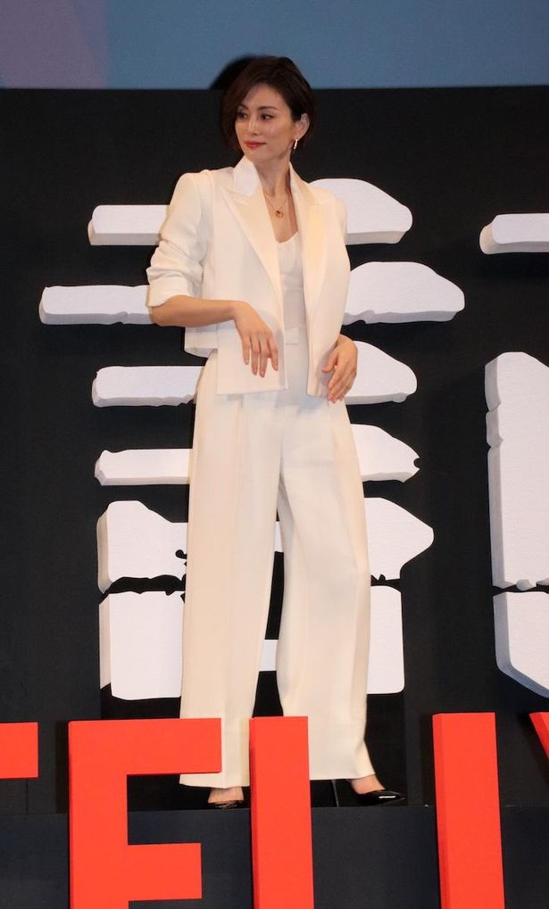 【写真を見る】米倉涼子、白のパンツスーツ姿がクール！