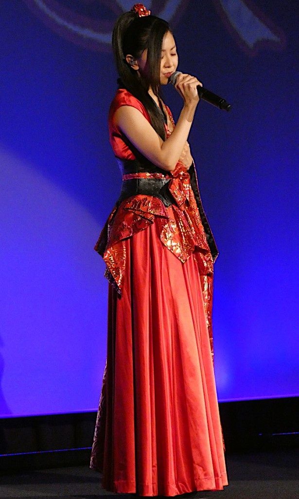 【写真を見る】“から紅色”の和を意識したロングドレスで倉木麻衣が歌った！ステージの様子はこちらから