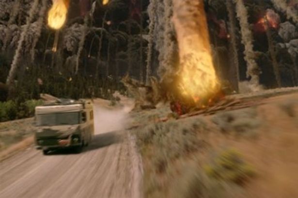 噴火した火山から決死の脱出を試みる一台の車
