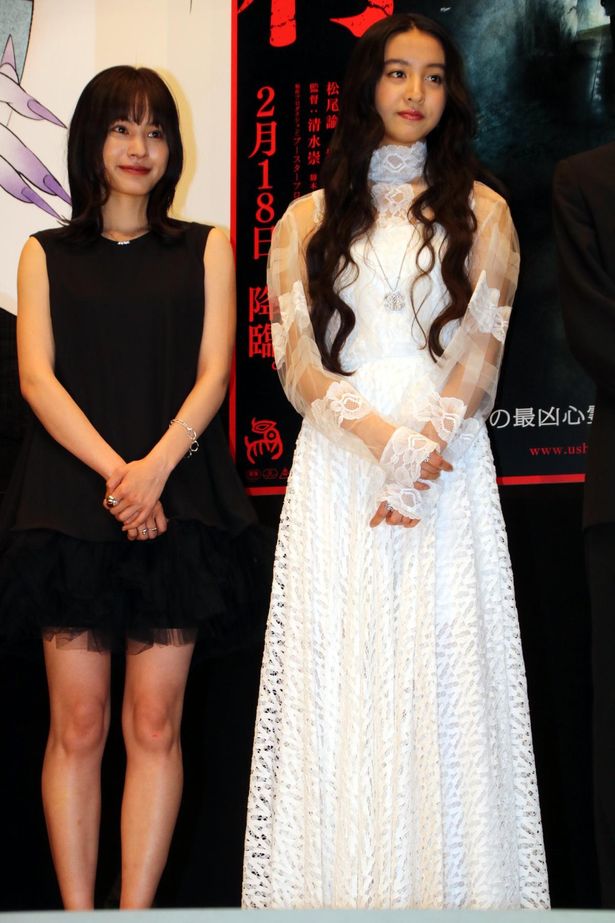 【写真を見る】Koki,はレースのドレス、大谷凜香は膝上ミニのドレスで美脚を披露