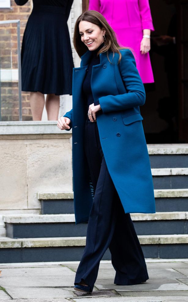 ロイヤルブルーのコートと同色系のツートンカラーにまとめた装いのキャサリン妃