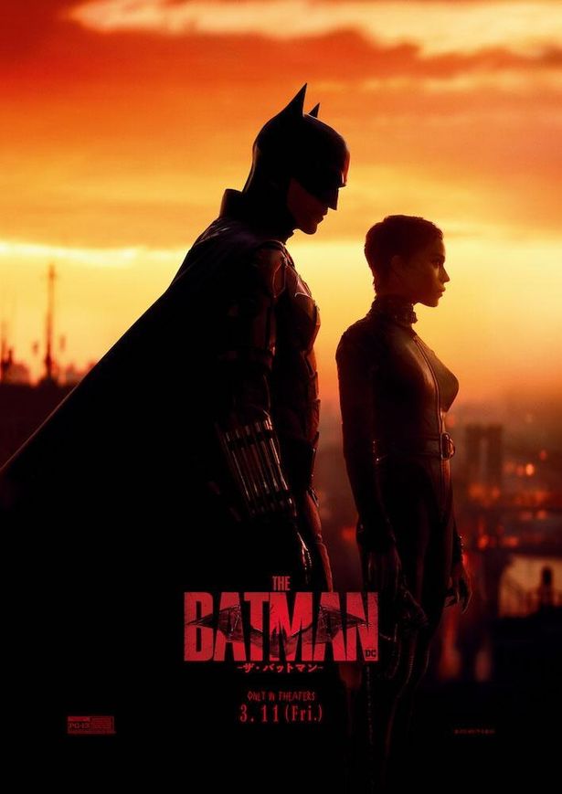 【写真を見る】バットマンとキャットウーマンの出会いとは？夕陽に染まるゴッサム・シティを見下ろす2人