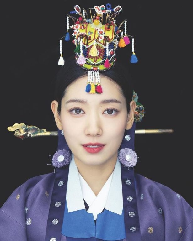 韓国の伝統婚礼服を着たパク・シネ