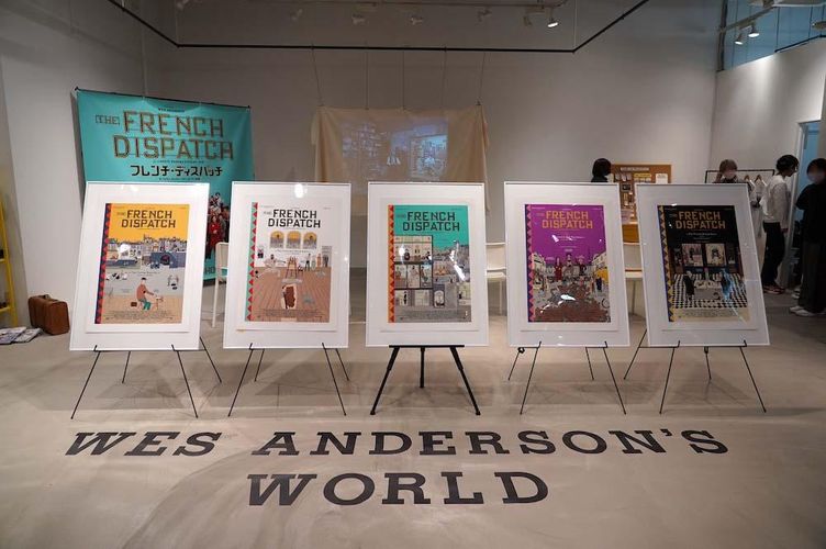 超レアな『フレンチ・ディスパッチ』 “オリジナルプリント版”ポスターに、作品世界を再現したフォトスポットも。「ウェス・アンダーソンの世界展」レポート