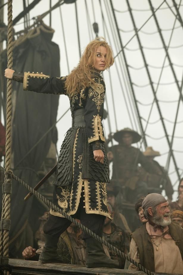 キーラ・ナイトレイ演じるエリザベス・スワンは、淑女から勇敢な海賊へと変貌を遂げる(『パイレーツ・オブ・カリビアン／ワールド・エンド』)
