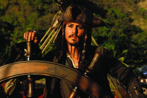【写真を見る】個性派俳優ジョニー・デップによるつかみどころのないキャラクターが人気を博したジャック・スパロウ(『パイレーツ・オブ・カリビアン／呪われた海賊たち』)