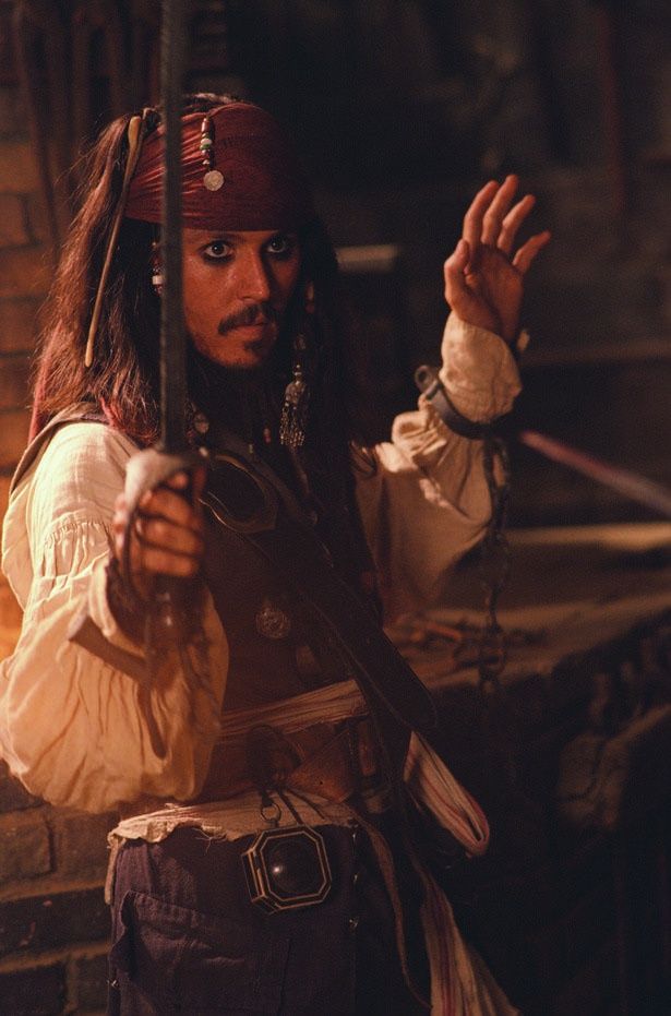 海賊船ブラックパール号の“元”船長として初登場した主人公のジャック・スパロウ(『パイレーツ・オブ・カリビアン／呪われた海賊たち』)