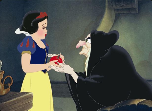“世界で一番美しい”と言われる白雪姫に嫉妬した女王は、老婆に変身して姫に毒りんごを食べさせようとする『白雪姫』