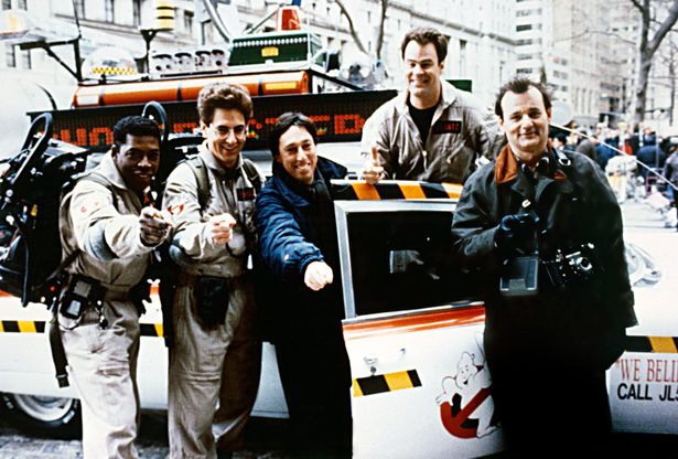 左からアーニー・ハドソン、ハロルド・ライミス、アイヴァン・ライトマン監督、ダン・エイクロイド、ビル・マーレイ(『ゴーストバスターズ2』)
