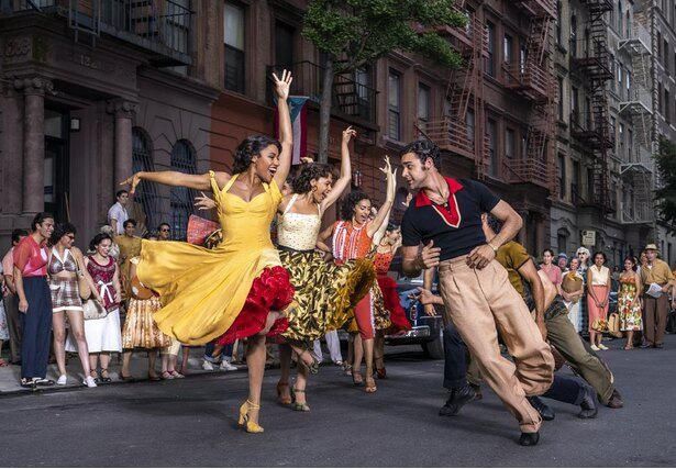 シャークスのリーダー、ベルナルドと彼の恋人アニータらプエルトリコ系の若者たちが、路上でところ狭しと歌って踊る「アメリカ」のシーン
