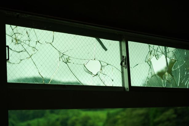 窓ガラスは割られている