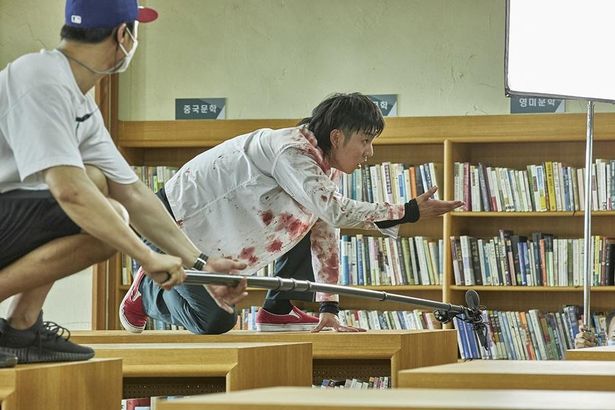図書館でアクション演技を披露しているユ・インス