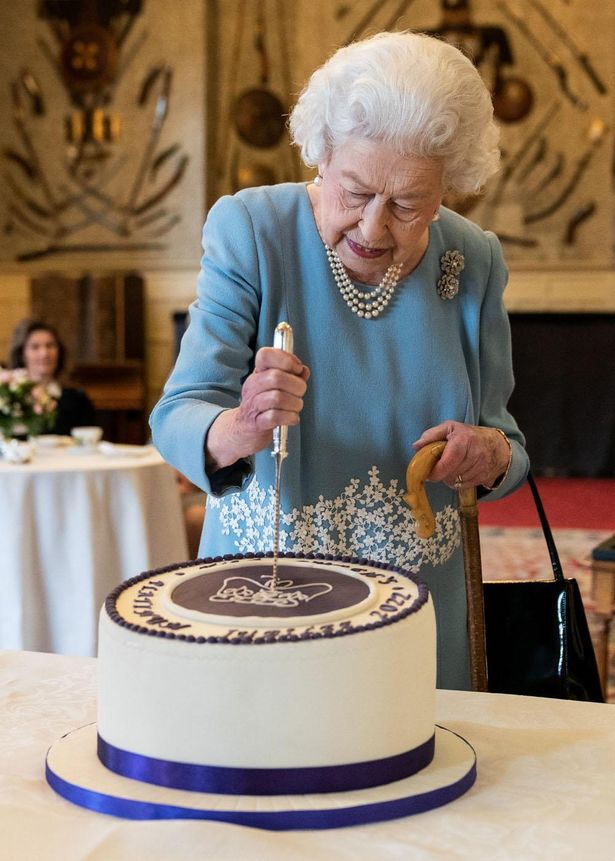【写真を見る】お祝いケーキの真ん中にナイフを“ブスリ”！体調不安を吹き飛ばす元気の良さで、在位70年を迎えたエリザベス女王