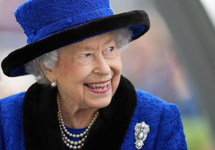 在位70周年を迎えたエリザベス女王、故人に敬意を表したブローチで登場