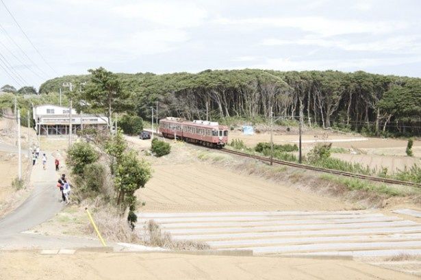 車窓にはのどかな風景が広がる