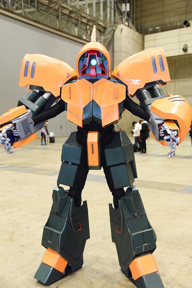 「機動戦士Zガンダム」のアッシマーに扮する らぷらすさん