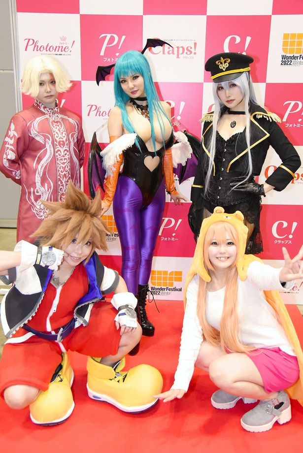 「ミクチャ×クラップス スペシャルステージ」に出演したコスプレイヤー。前列左より、さわこさん、あさひーぬさん。後列左より、をるか。さん、アヤミーさん、鳥海かうさん