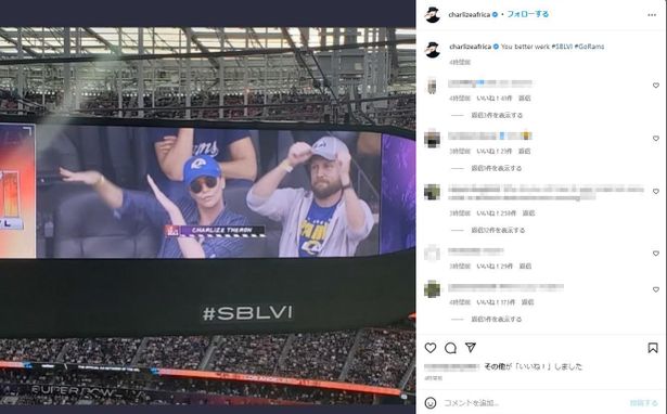 モニターに映し出された自身の姿をInstagramに投稿しているシャーリーズ・セロン