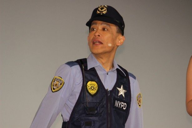ニューヨークの警察官(無線)役の日本語吹替えを務めた柳沢慎吾