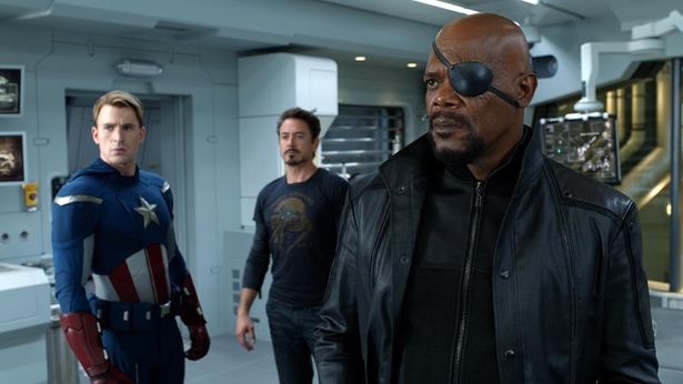 S.H.I.E.L.D.の長官ニック・フューリーは、アイアンマンやキャプテン・アメリカらを招集する(『アベンジャーズ』)