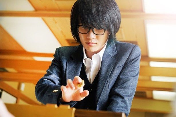 主人公は17歳の孤独な青年棋士・桐山零(神木隆之介)