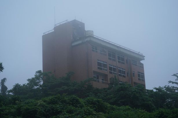 【写真を見る】舞台となったのは富山県に実在する北陸最恐の心霊スポット・坪野鉱泉