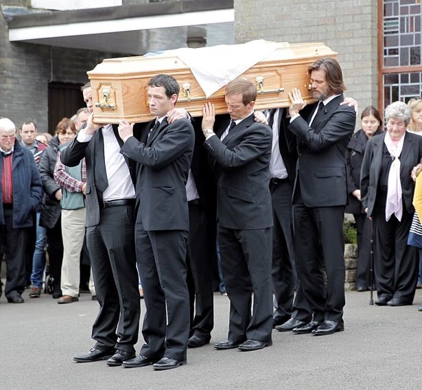キャスリオナ・ホワイトの葬儀に参列したジム