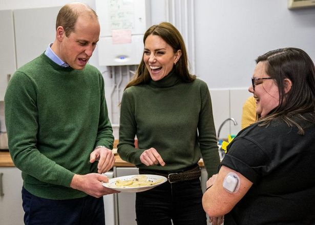 【写真を見る】ウィリアム王子夫妻、おそろいのグリーンコーデで登場！ケーキ作りや動物との触れ合いで仲睦まじい姿を披露