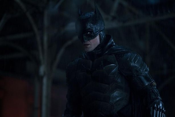 【写真を見る】「最もダーク」とファンから絶賛のコメントが集まった『THE BATMAN－ザ・バットマン－』。マスクからのぞく瞳が印象的