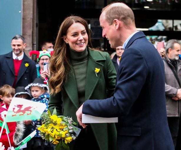 【写真を見る】キャサリン妃、公務の合間にウィリアム王子におねだり顔？「まるで新婚のよう」とメディアも評する仲の良さ