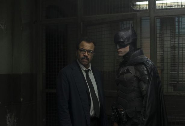 ジェフリー・ライト演じるゴードン刑事と共に、事件を調査するバットマン