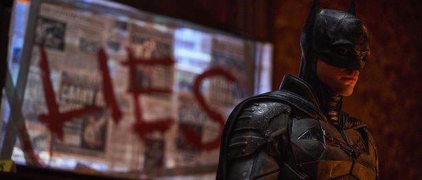 バットマンは謎の知能犯、リドラーによる連続殺人事件を調査することに(『THE BATMAN－ザ・バットマン－』)