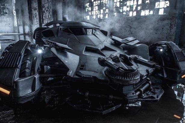 『バットマン vs スーパーマン ジャスティスの誕生』のバットモービルは前面にドデカい回転式の銃が…！