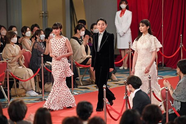 今田美桜は花柄ドレス、三浦透子はクールなパンツスタイル。吉川愛は白レースのドレスで参加