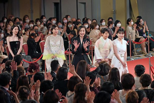 松岡茉優は、キラキラとスパンコール輝くゴージャスドレス