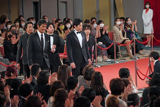 第45回日本アカデミー賞の授賞式、レッドカーペットでの笑顔