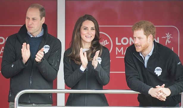 ロンドンマラソンでのキャサリン妃、ウィリアム王子、ヘンリー王子