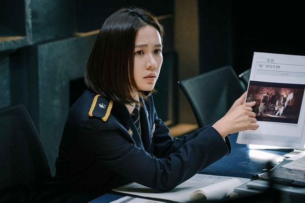 『ザ・ネゴシエーション』(18)ではソウル市警危機交渉班の警部補ハ・チェユンを演じた
