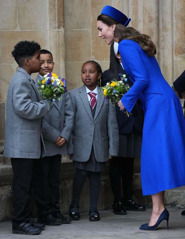 【写真を見る】子どもたちからウクライナカラーの花束を受け取るキャサリン妃