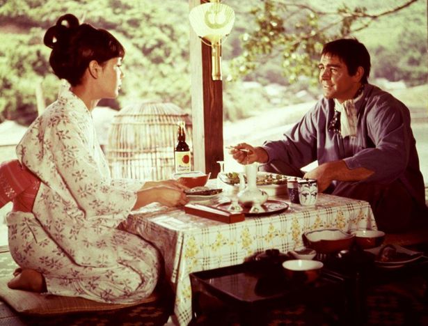 『007は二度死ぬ』(67)では日本が舞台に。初の日本人ボンドガールとして若林映子と浜美枝が登場
