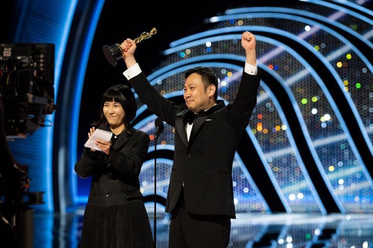 【第94回アカデミー賞】「皆さん、獲りました！」濱口竜介監督がガッツポーズ！『ドライブ・マイ・カー』ついにオスカーを手中に