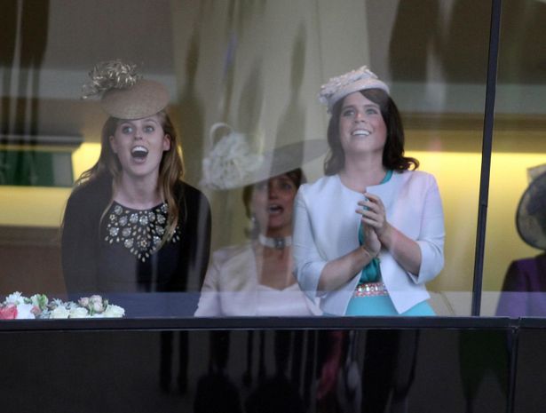 【写真を見る】仲良しぶりは健在！F1観戦したベアトリス王女とユージェニー王女、2013年にも姉妹そろって白熱の競馬観戦
