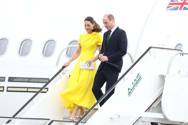 【写真を見る】ジャマイカに到着したキャサリン妃、空港では国旗カラーを意識したイエローのドレス姿
