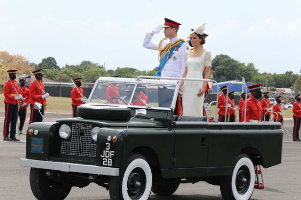オープントップのランドローバーで軍事パレードに登場したウィリアム王子とキャサリン妃