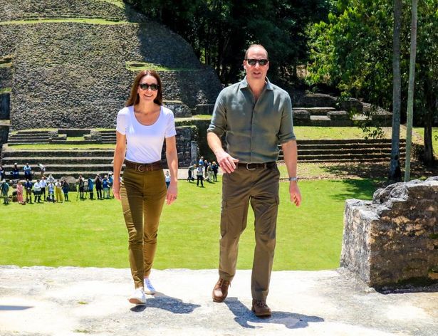 【写真を見る】ウィリアム王子夫妻、おそろいサングラスで遺跡巡りへ！Tシャツ×スキニーのカジュアルルックもよく似合うキャサリン妃