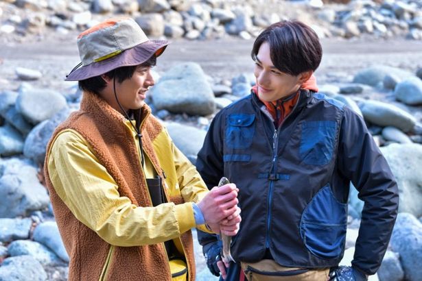 【写真を見る】週末の休みは2人で川でキャンプをエンジョイ！(『チェリまほ THE MOVIE』)