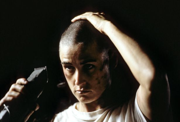 『Ｇ．Ｉ．ジェーン』(97)では、頭をスキンヘッドにしたうえ肉体も鍛え上げて女性将校を熱演