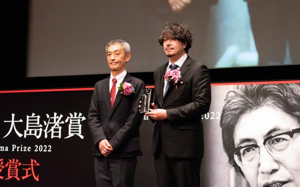 記念品贈呈には大島渚監督の子息でドキュメンタリー監督の大島新が登壇した