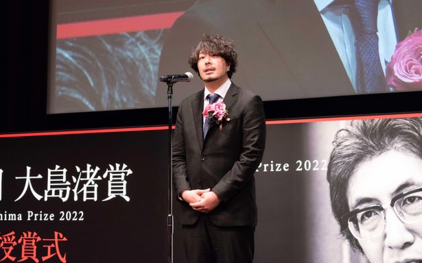 【写真を見る】「映画になにができるんだろうか」受賞の藤元監督が涙を浮かべながらスピーチ